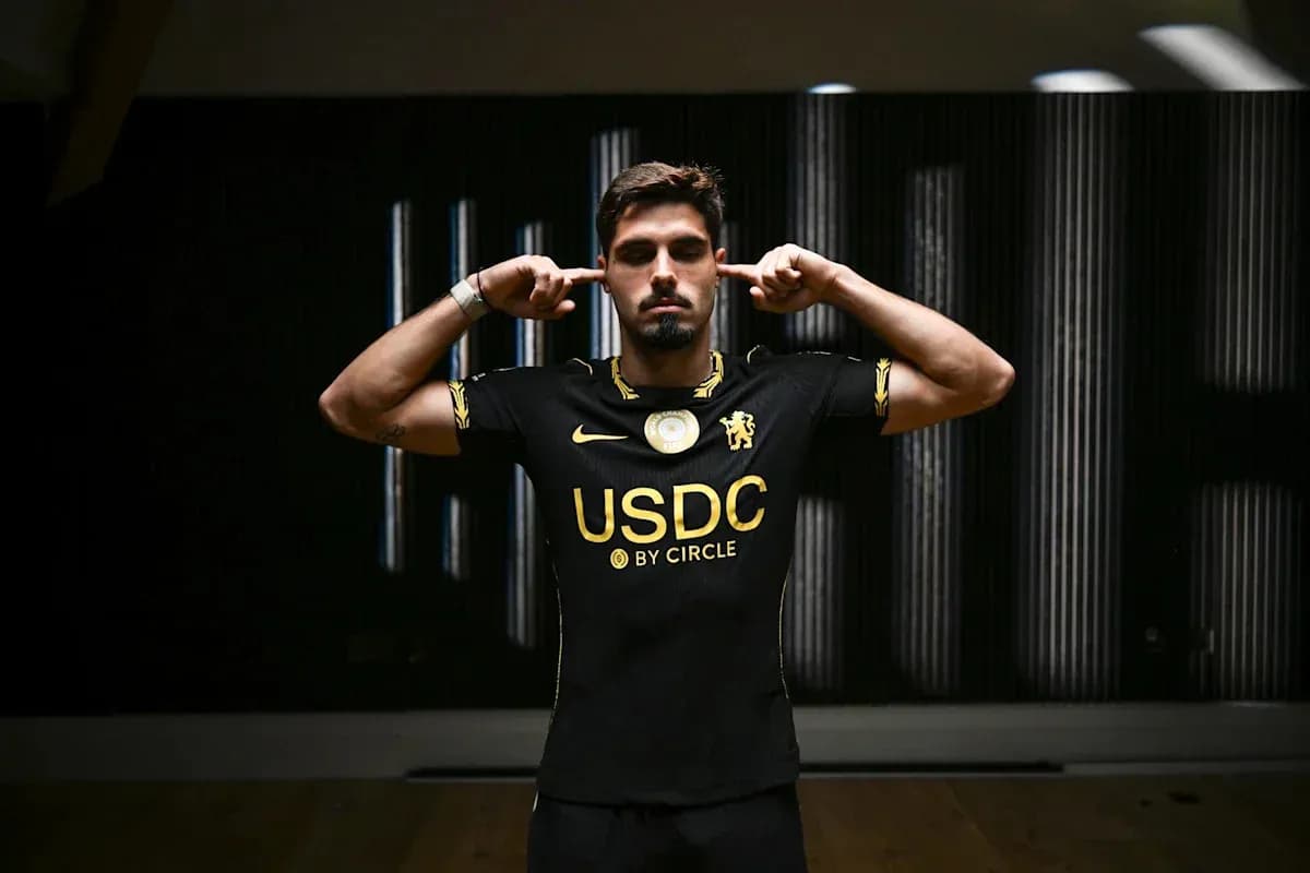 Jugador con camiseta negra haciendo gesto de silencio Jugador con camiseta negra haciendo gesto de silencio