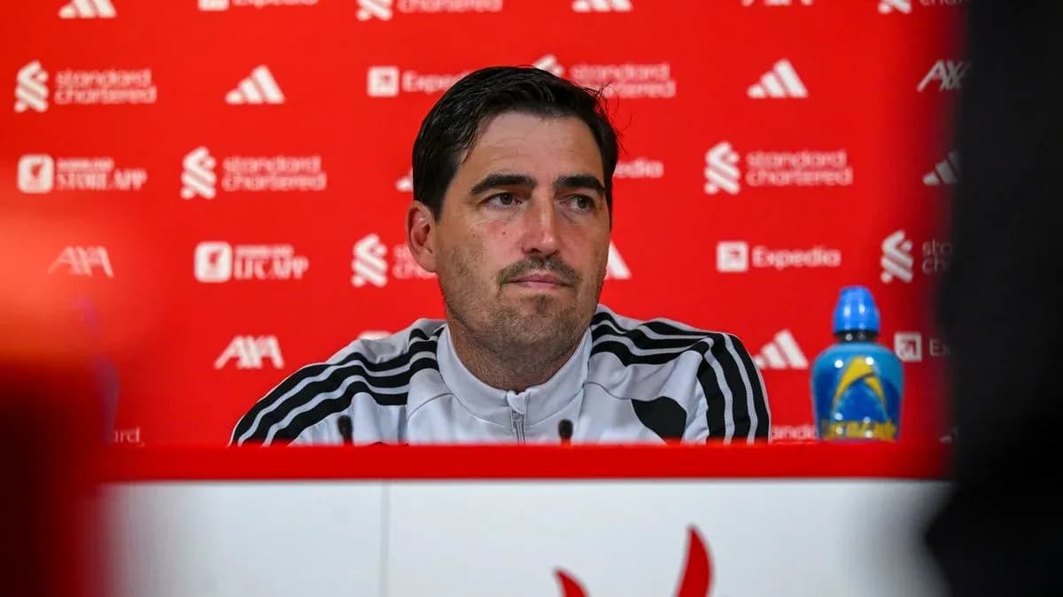 Entrenador en rueda de prensa con fondo rojo Entrenador en rueda de prensa con fondo rojo