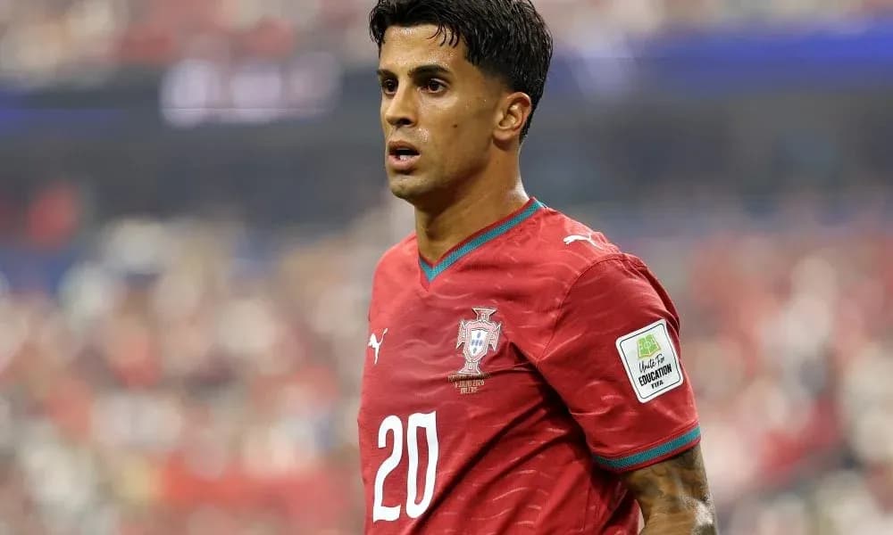 Jugador de Portugal en partido, camiseta roja Jugador de Portugal en partido, camiseta roja