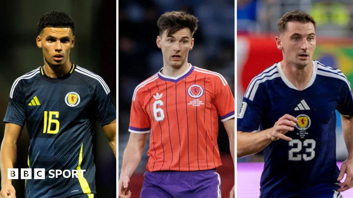 Tres jugadores de fútbol escoceses en acción Tres jugadores de fútbol escoceses en acción