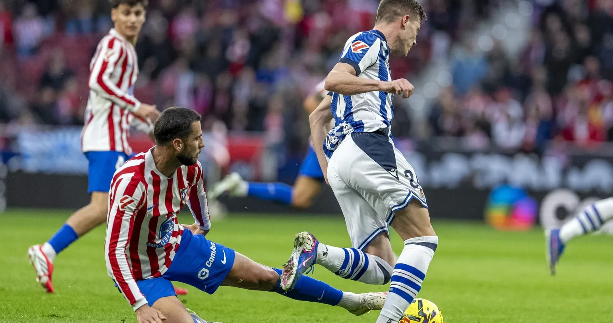 Jugador de la Real Sociedad driblando a rival Jugador de la Real Sociedad driblando a rival