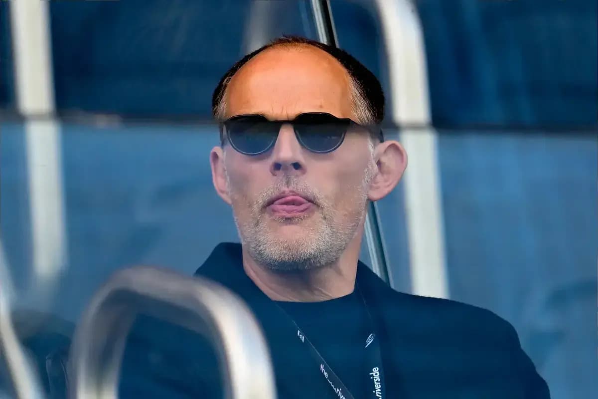 Hombre con gafas de sol observando un evento deportivo Hombre con gafas de sol observando un evento deportivo