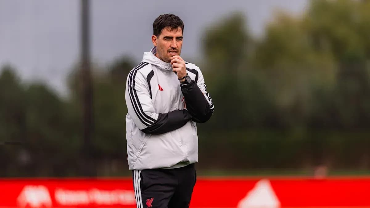 Entrenador observando durante sesión de entrenamiento Entrenador observando durante sesión de entrenamiento