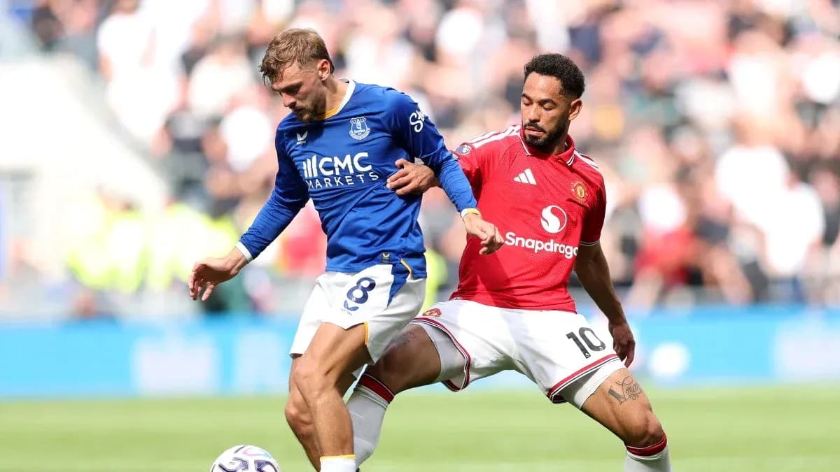 Jugador de Everton driblando mientras es presionado por Manchester United Jugador de Everton driblando mientras es presionado por Manchester United