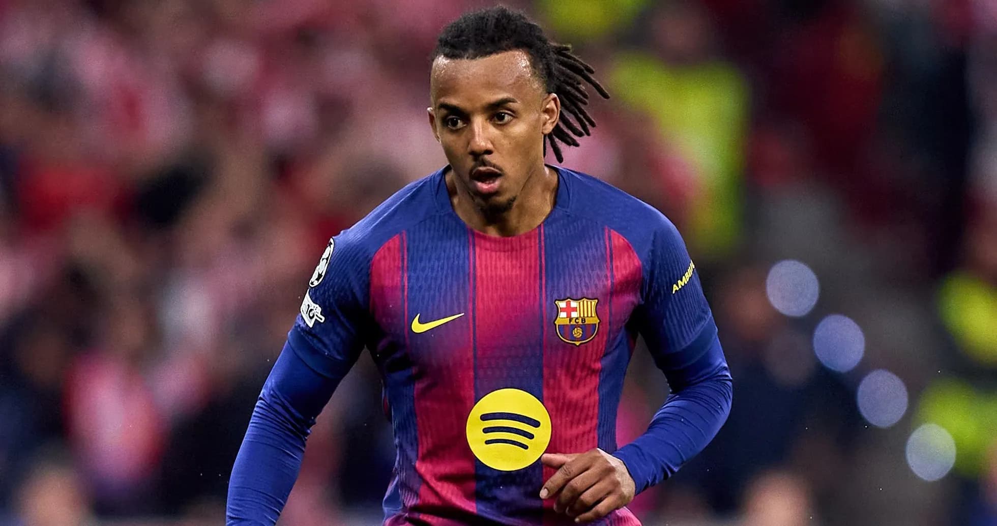Jugador del FC Barcelona corriendo en el campo Jugador del FC Barcelona corriendo en el campo
