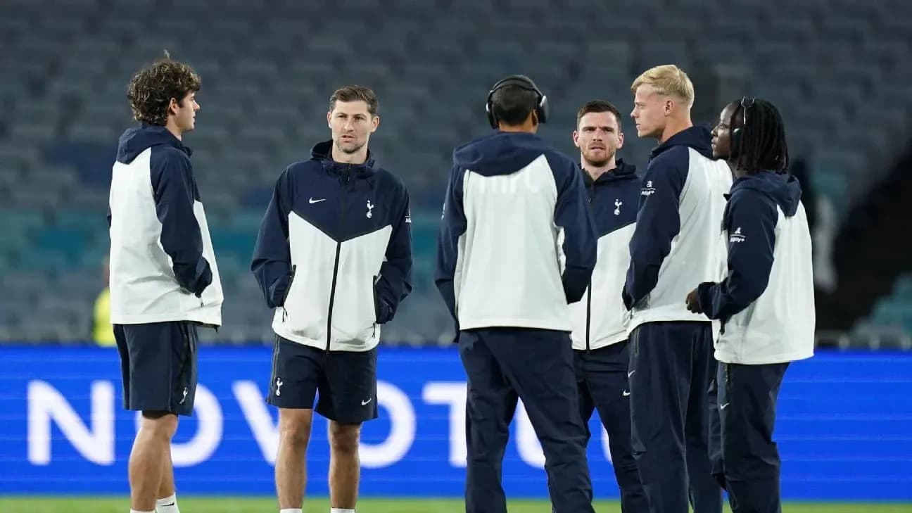 Jugadores de Tottenham conversando en el campo Jugadores de Tottenham conversando en el campo