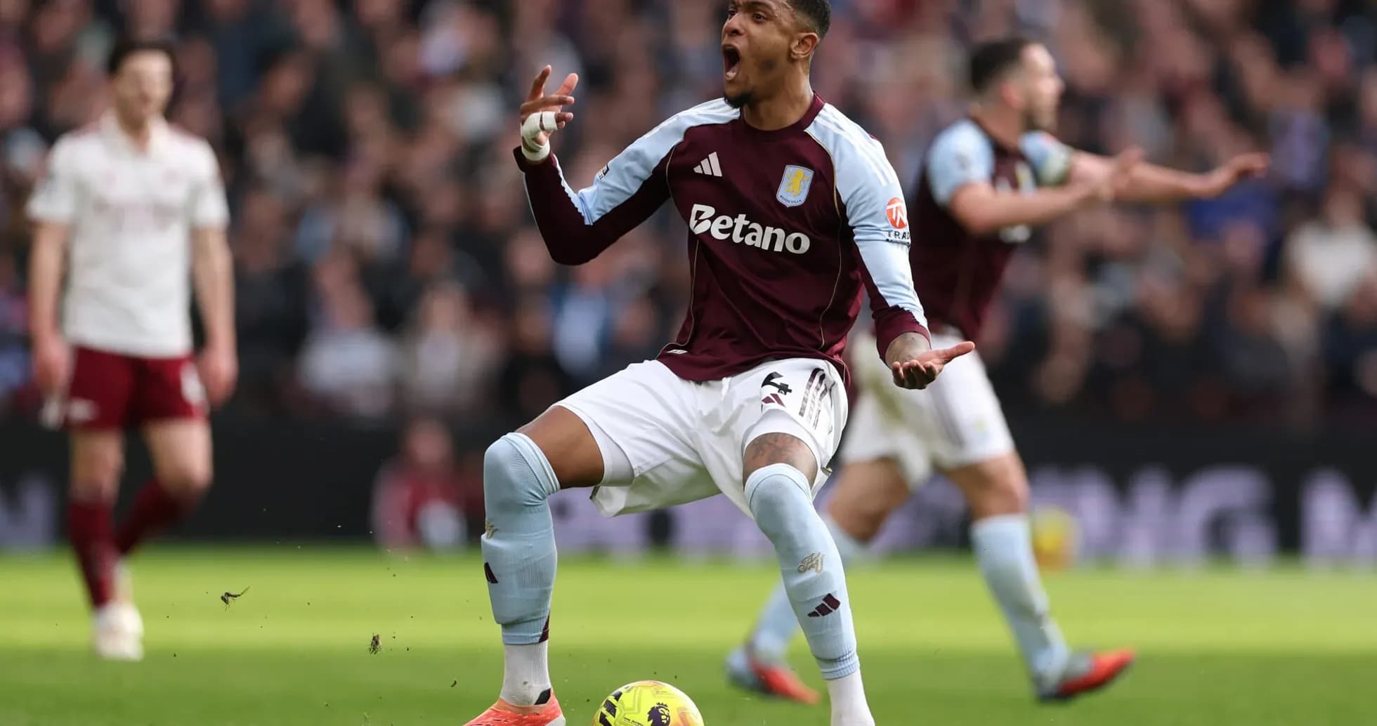 Jugador de Aston Villa celebrando en el campo Jugador de Aston Villa celebrando en el campo
