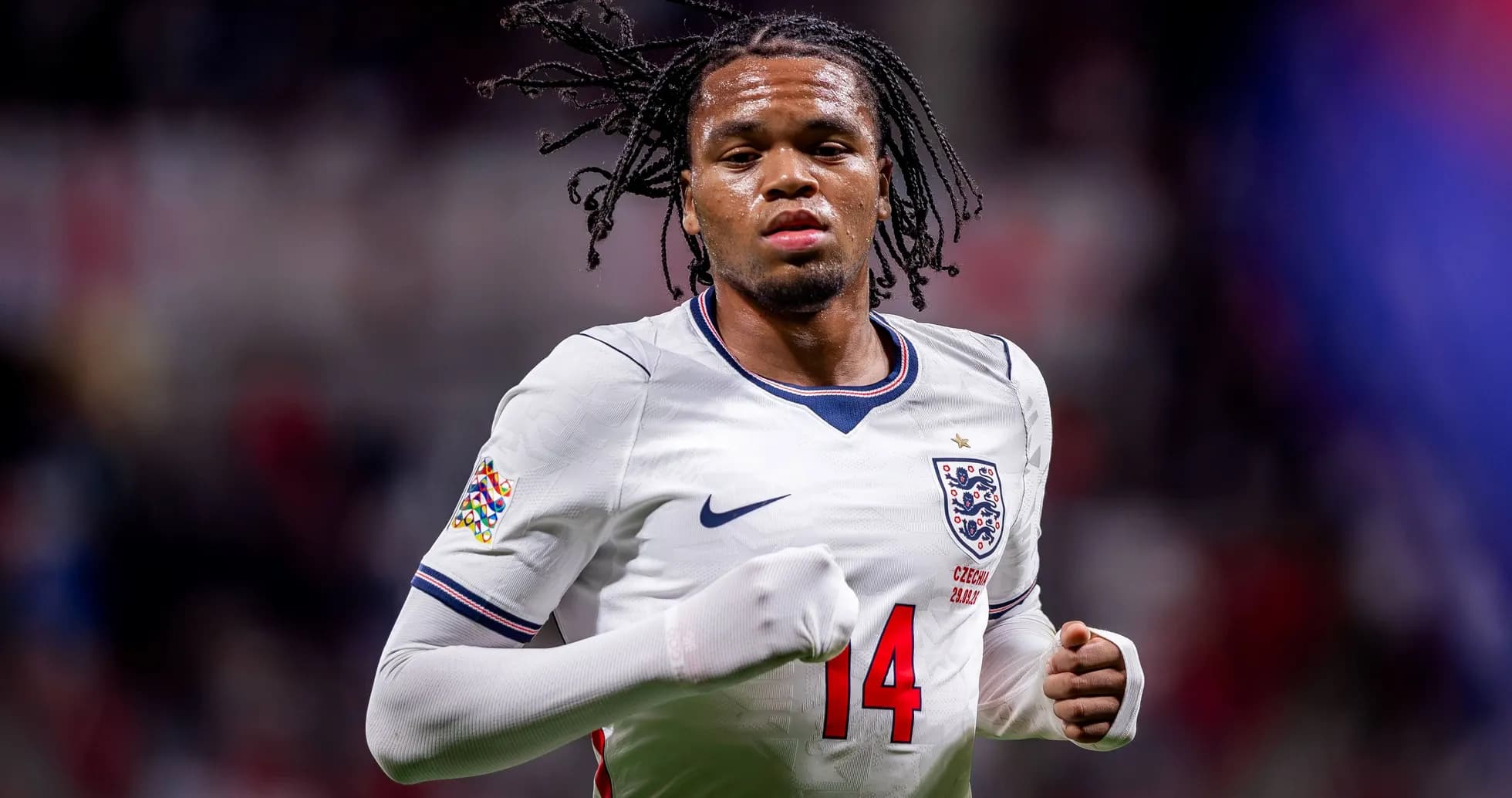 Jugador de Inglaterra corriendo en camiseta blanca Jugador de Inglaterra corriendo en camiseta blanca
