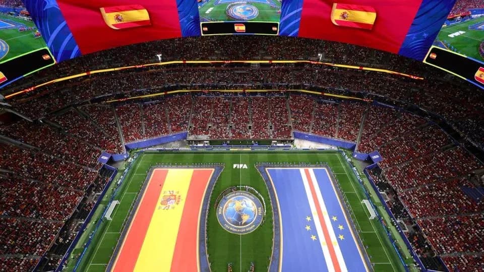 Banderas de España y Cabo Verde en el estadio Banderas de España y Cabo Verde en el estadio