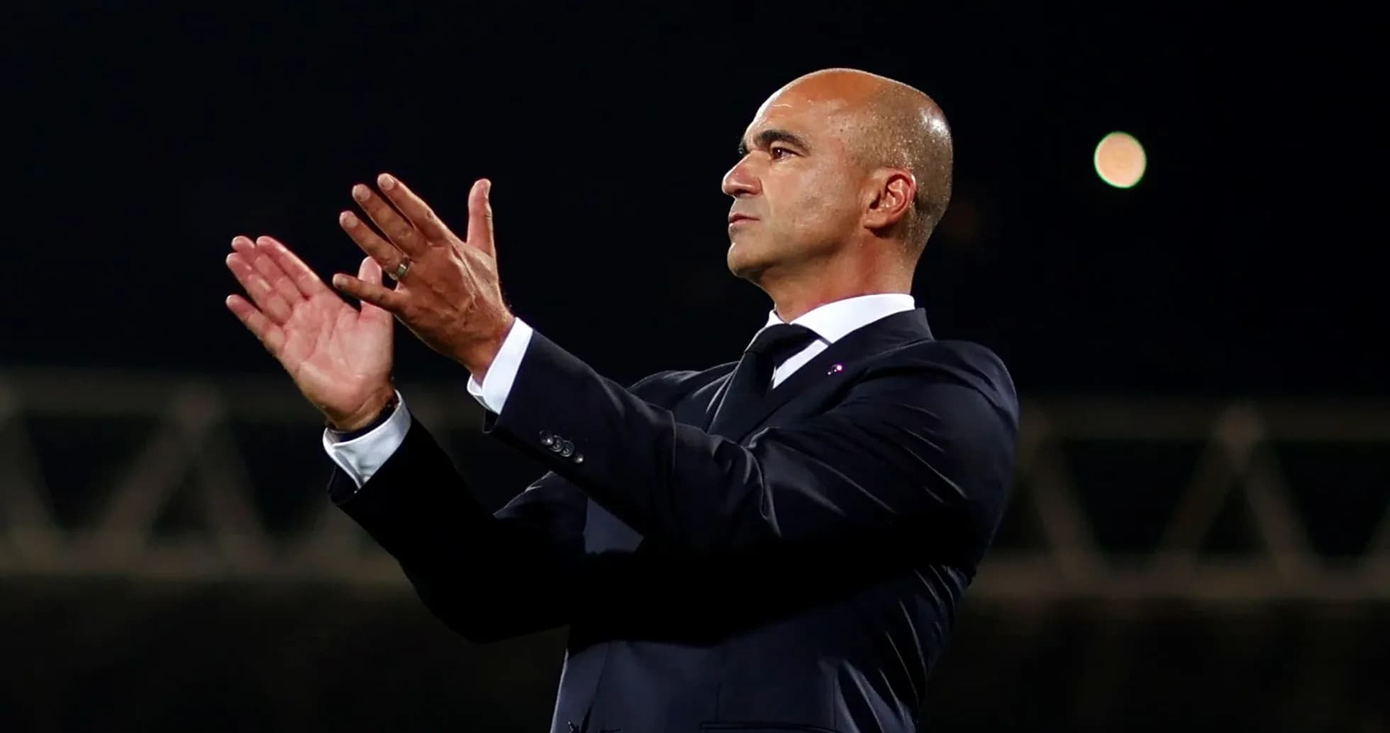 Entrenador aplaudiendo durante un partido de fútbol Entrenador aplaudiendo durante un partido de fútbol