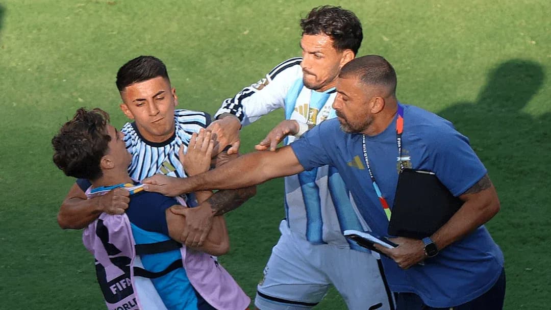 Jugadores y entrenador involucrados en un altercado Jugadores y entrenador involucrados en un altercado