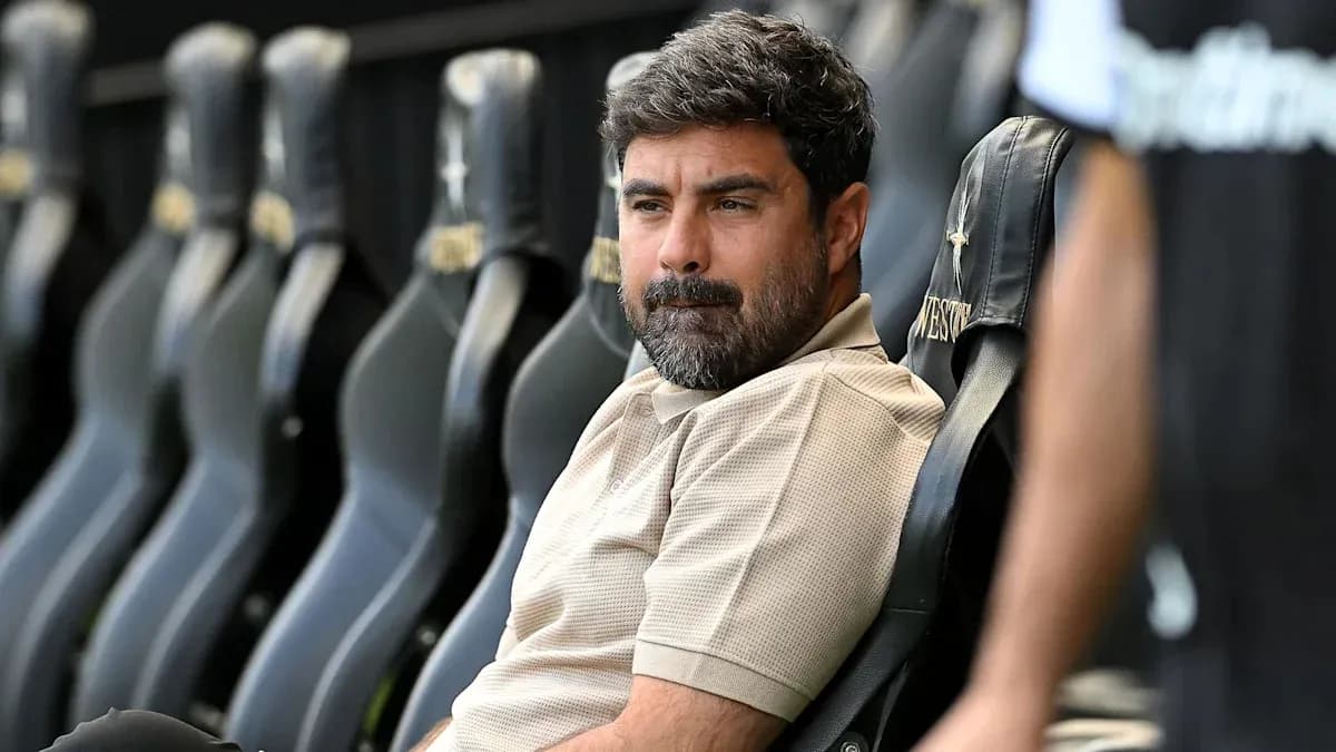 Entrenador sentado en el banquillo durante el partido Entrenador sentado en el banquillo durante el partido