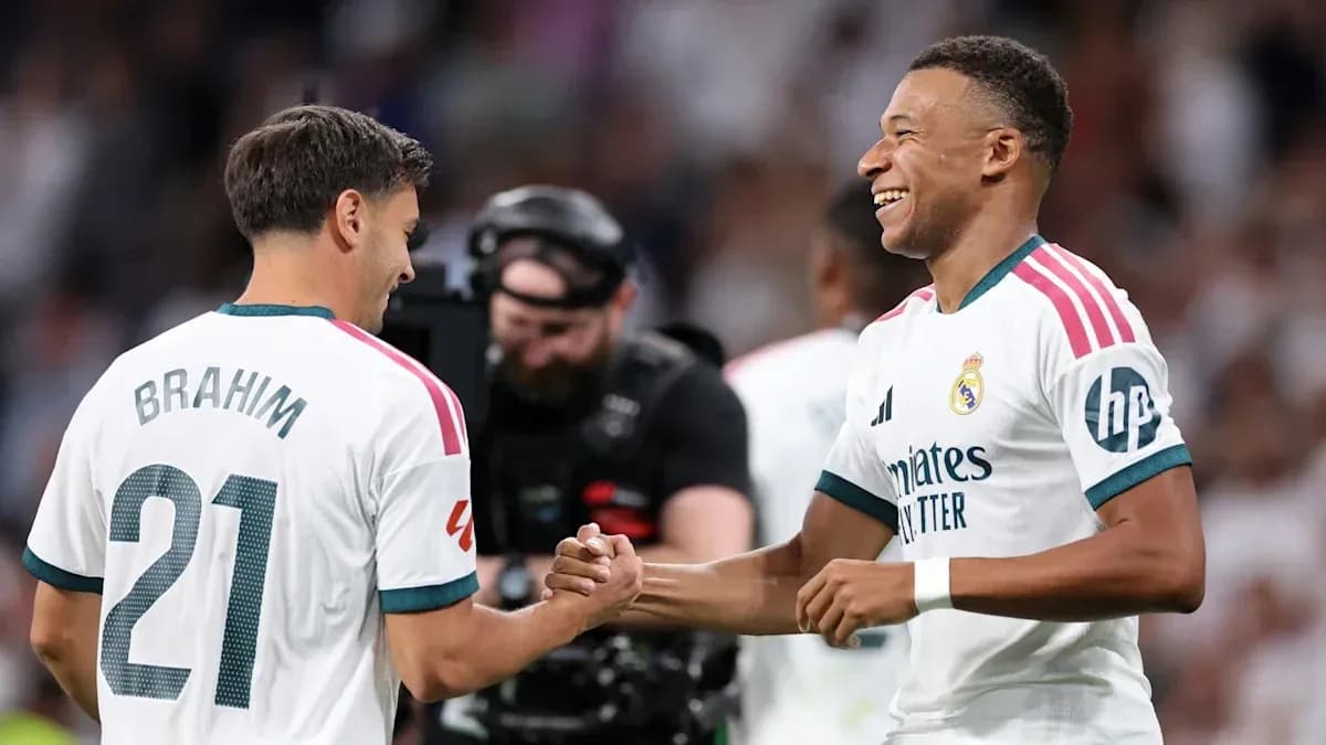 Brahim y Mbappé chocando los puños en el campo Brahim y Mbappé chocando los puños en el campo