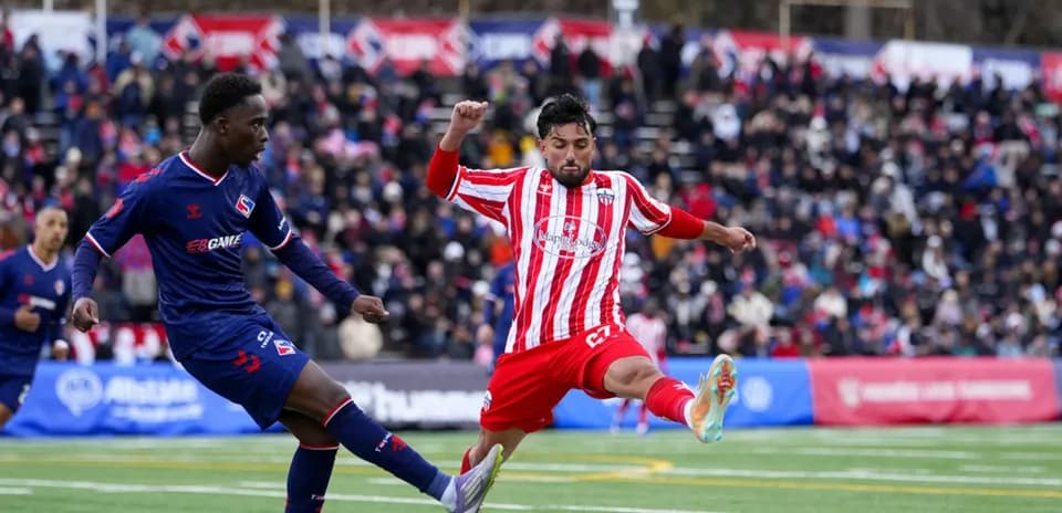Jugador de Atlético Ottawa en acción contra Supra Jugador de Atlético Ottawa en acción contra Supra