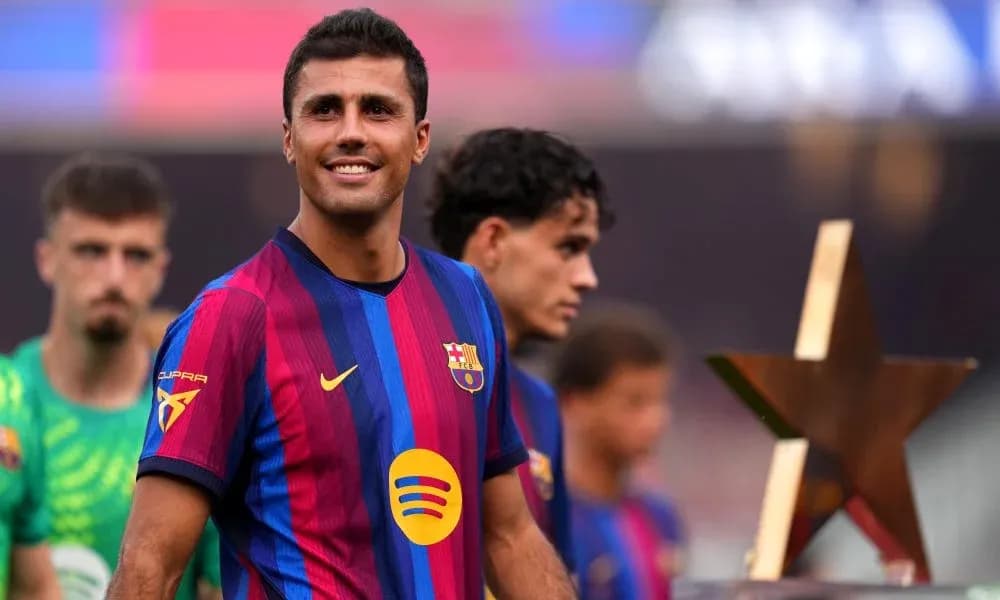 Jugador de Barcelona recibiendo un trofeo en el campo Jugador de Barcelona recibiendo un trofeo en el campo