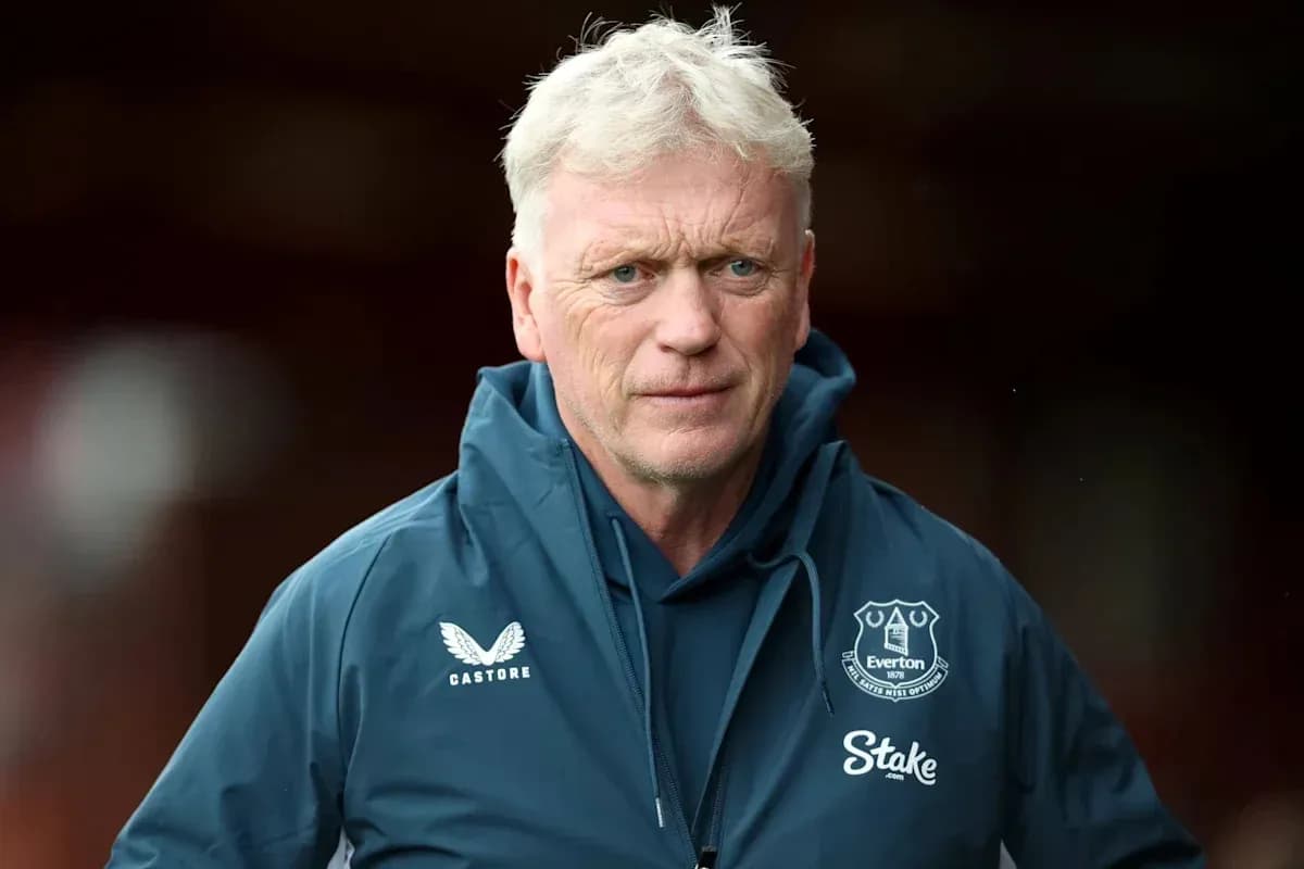 Entrenador de Everton en el campo antes del partido Entrenador de Everton en el campo antes del partido