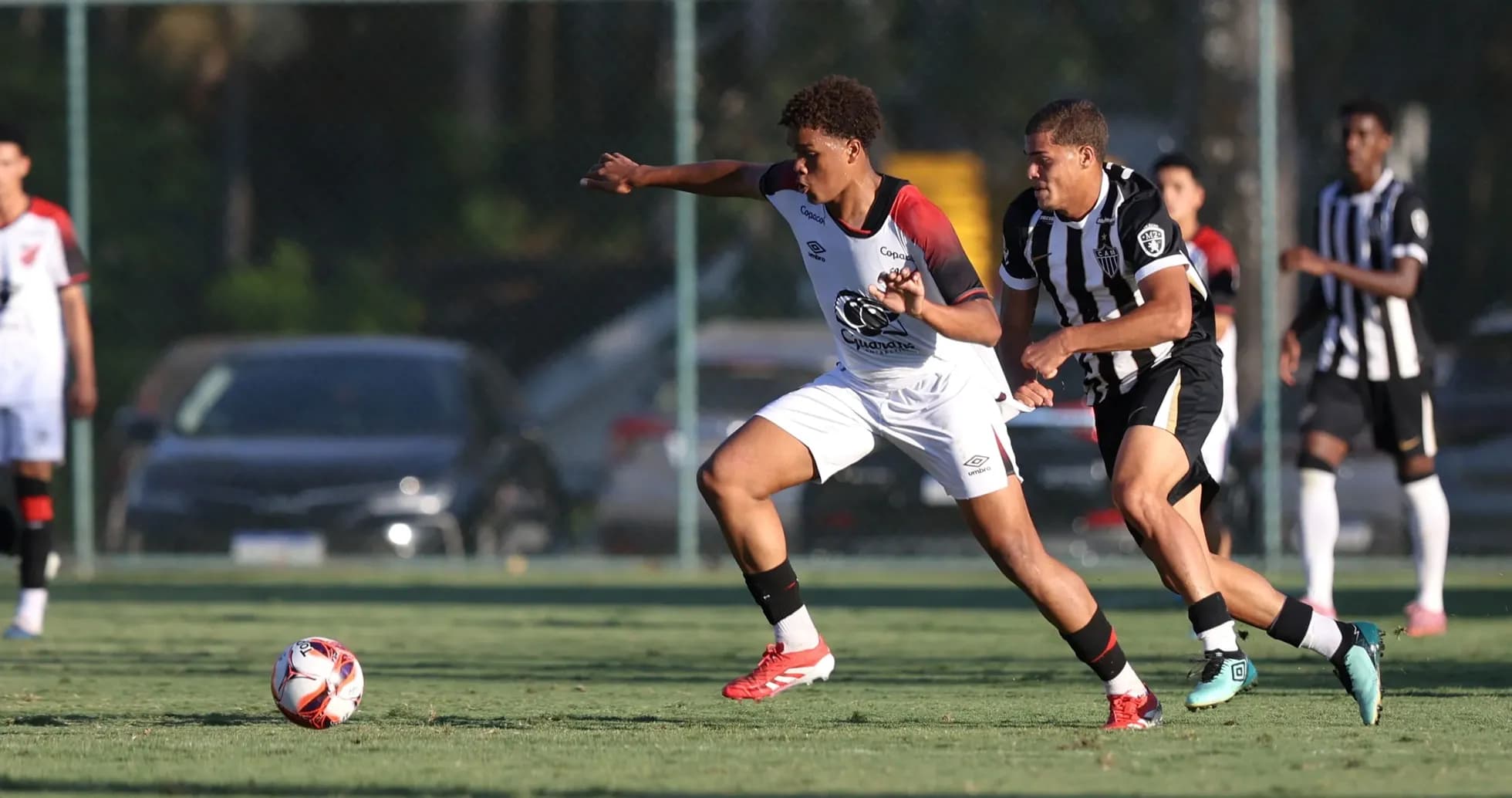 Jugadores de Atletico Paranaense y Atletico-MG en acción Jugadores de Atletico Paranaense y Atletico-MG en acción