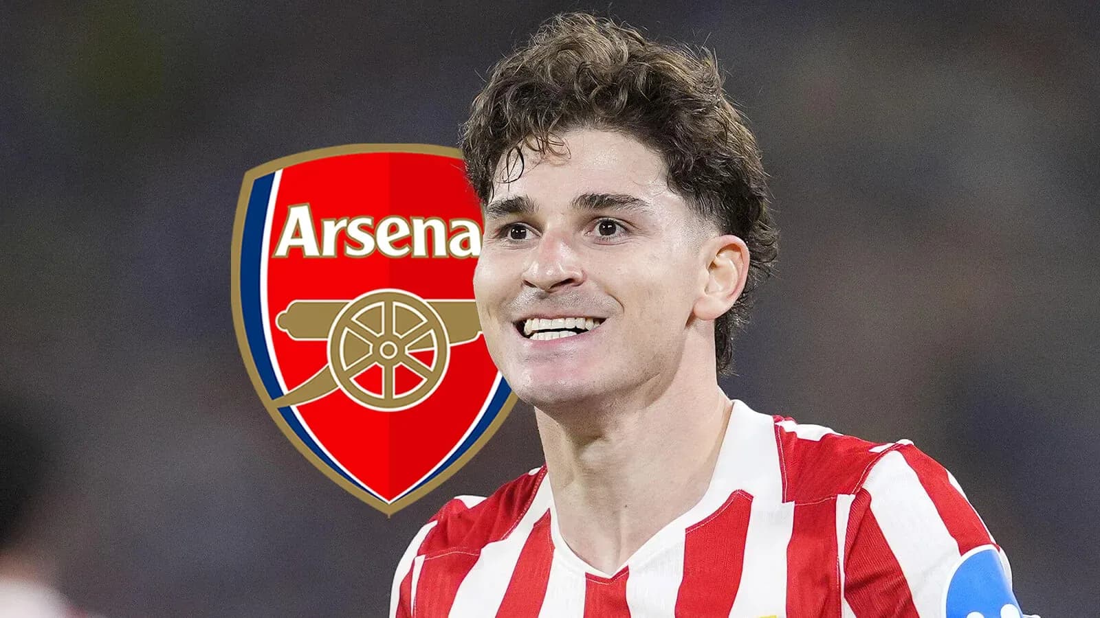 Jugador sonriente con camiseta rayada y logo del Arsenal Jugador sonriente con camiseta rayada y logo del Arsenal