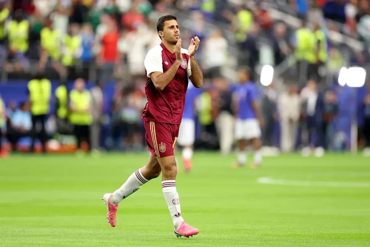 Jugador aplaudiendo en el campo tras partido Jugador aplaudiendo en el campo tras partido