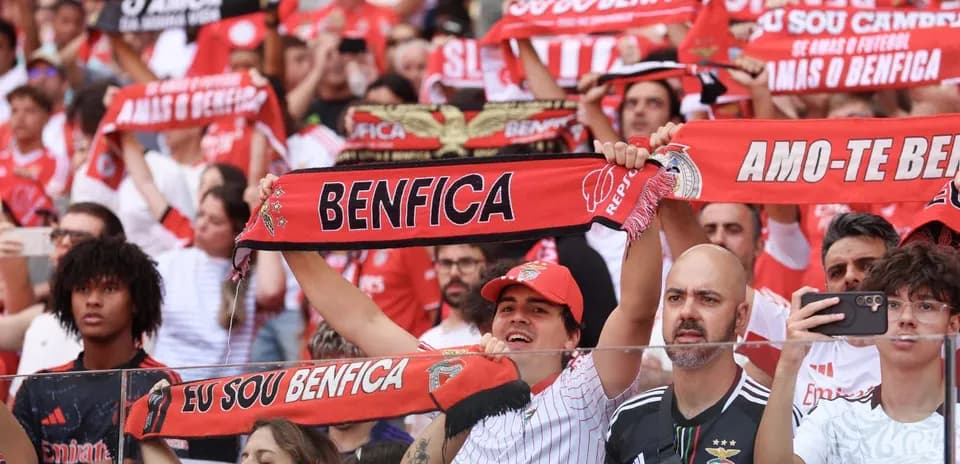 Aficionados de Benfica animando en el estadio Aficionados de Benfica animando en el estadio