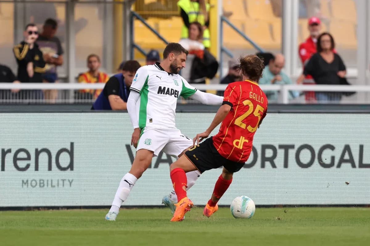 Jugador de Sassuolo desafiando a un jugador de Lecce Jugador de Sassuolo desafiando a un jugador de Lecce