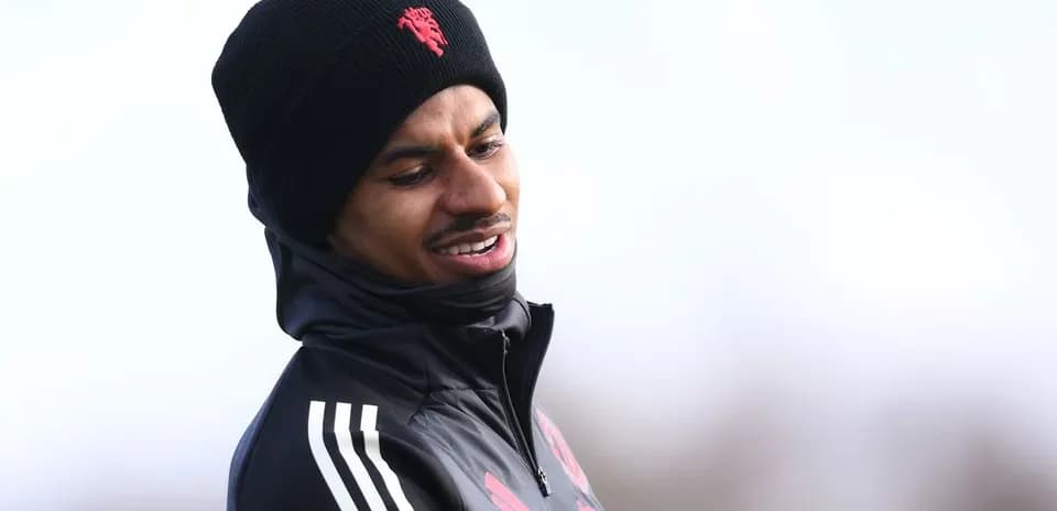 Jugador con gorro en sesión de entrenamiento Jugador con gorro en sesión de entrenamiento