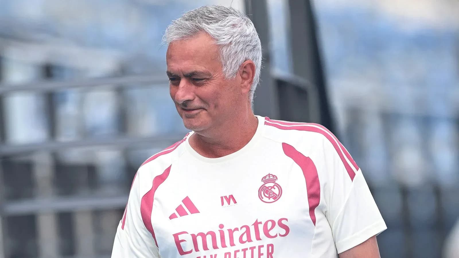 Entrenador de fútbol en camiseta de entrenamiento del Real Madrid Entrenador de fútbol en camiseta de entrenamiento del Real Madrid