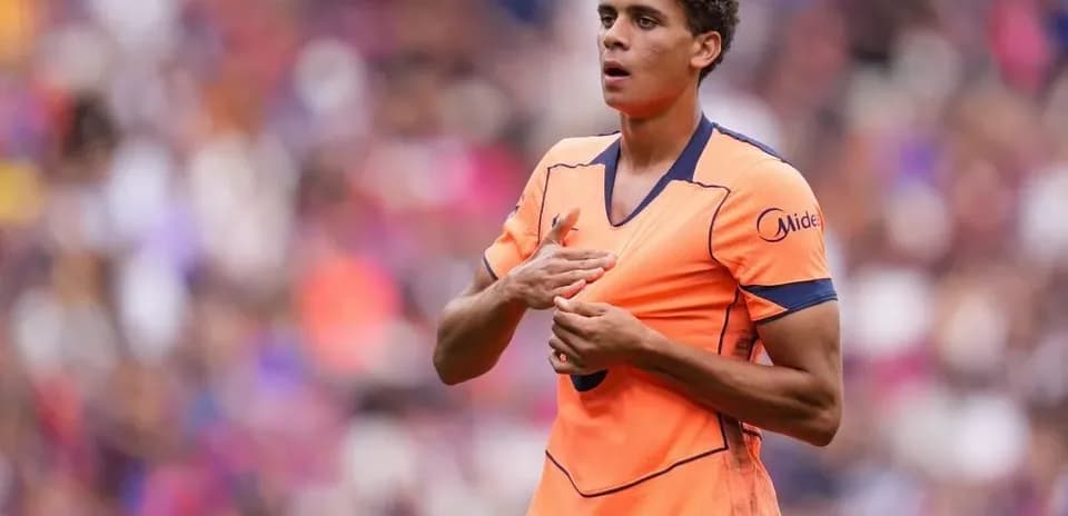 Jugador en uniforme naranja en el campo de juego Jugador en uniforme naranja en el campo de juego