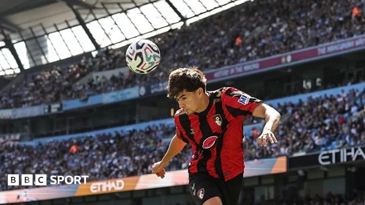 Jugador de Bournemouth cabeceando el balón en el estadio Jugador de Bournemouth cabeceando el balón en el estadio