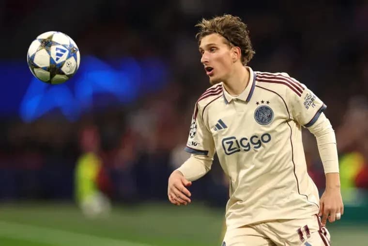 Jugador de Ajax controlando el balón en partido Jugador de Ajax controlando el balón en partido