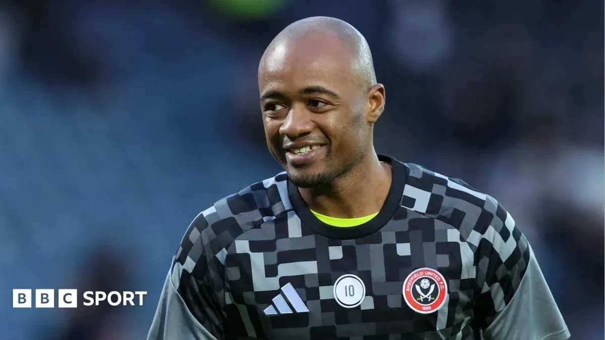 Portero sonriendo antes del partido con equipo Portero sonriendo antes del partido con equipo