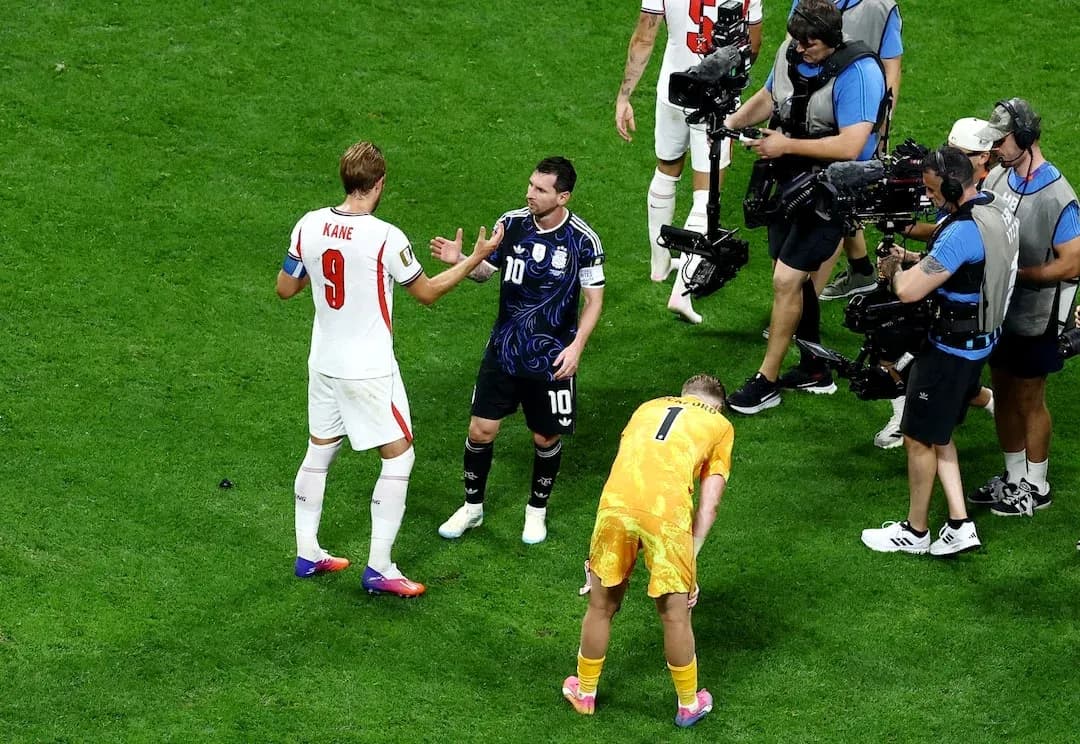 Kane y Messi conversando en el partido Kane y Messi conversando en el partido