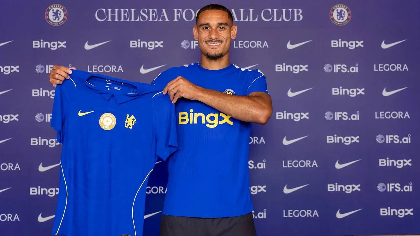 Jugador mostrando camiseta de Chelsea Football Club Jugador mostrando camiseta de Chelsea Football Club