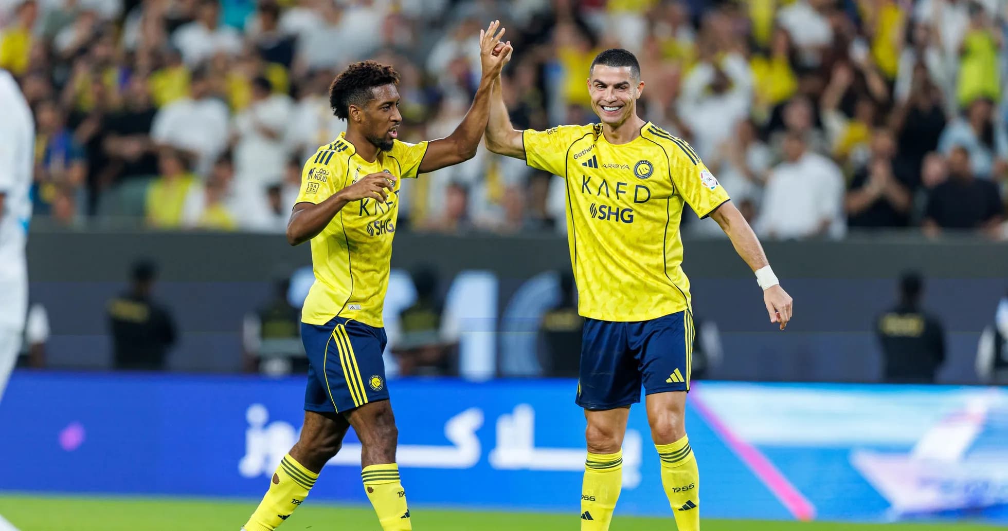 Jugadores de Al Nassr celebrando un gol juntos Jugadores de Al Nassr celebrando un gol juntos