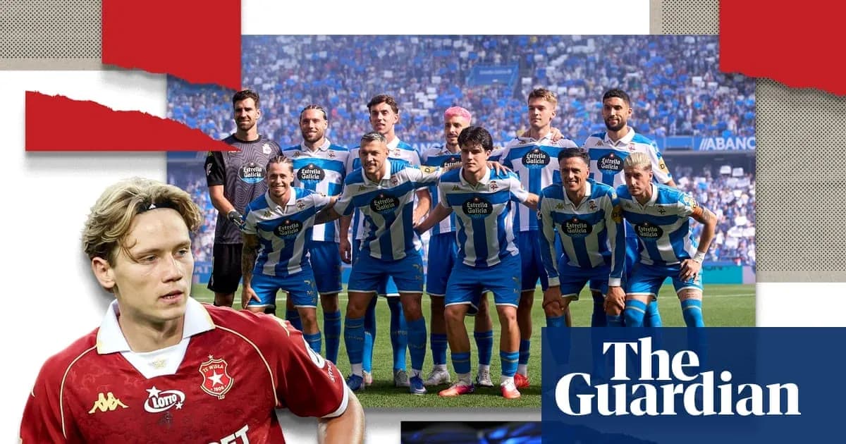 Equipo de fútbol posando en el campo durante partido Equipo de fútbol posando en el campo durante partido
