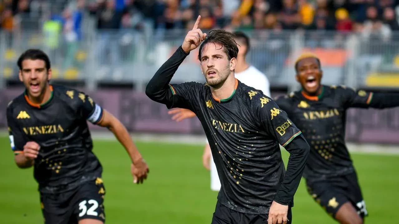 Jugador de Venezia celebra un gol Jugador de Venezia celebra un gol