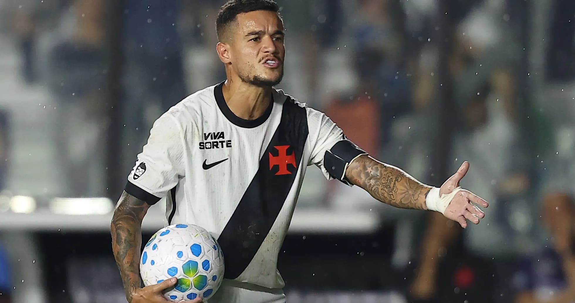 Jugador con balón señalando durante un partido Jugador con balón señalando durante un partido