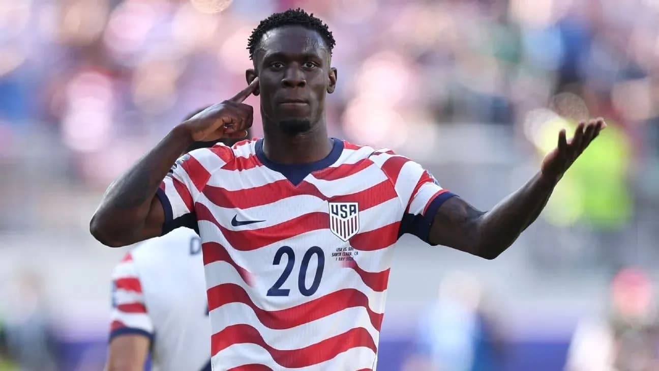 Jugador de Estados Unidos señalando durante un partido Jugador de Estados Unidos señalando durante un partido