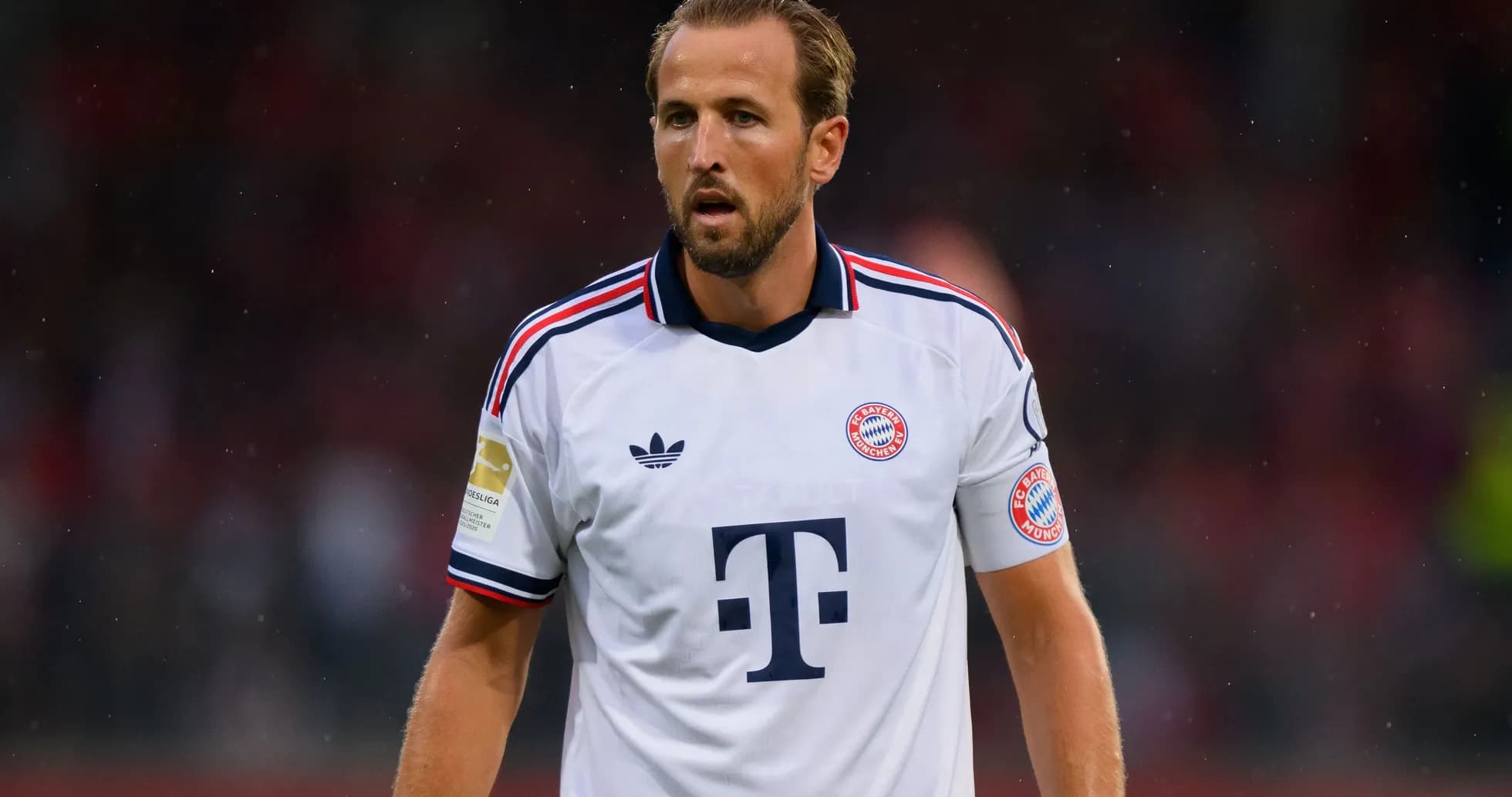 Jugador de Bayern Múnich en uniforme blanco durante partido Jugador de Bayern Múnich en uniforme blanco durante partido