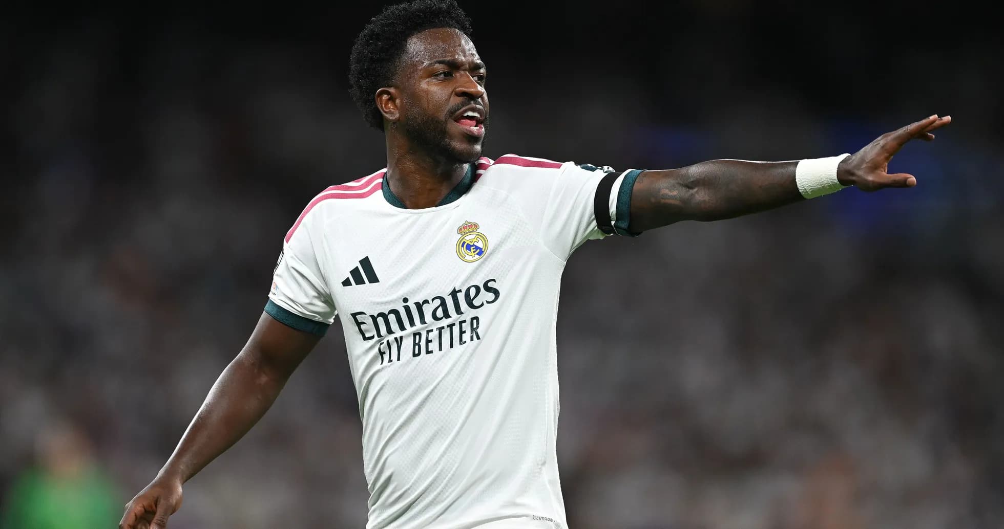 Jugador de Real Madrid dirigiendo a su equipo Jugador de Real Madrid dirigiendo a su equipo