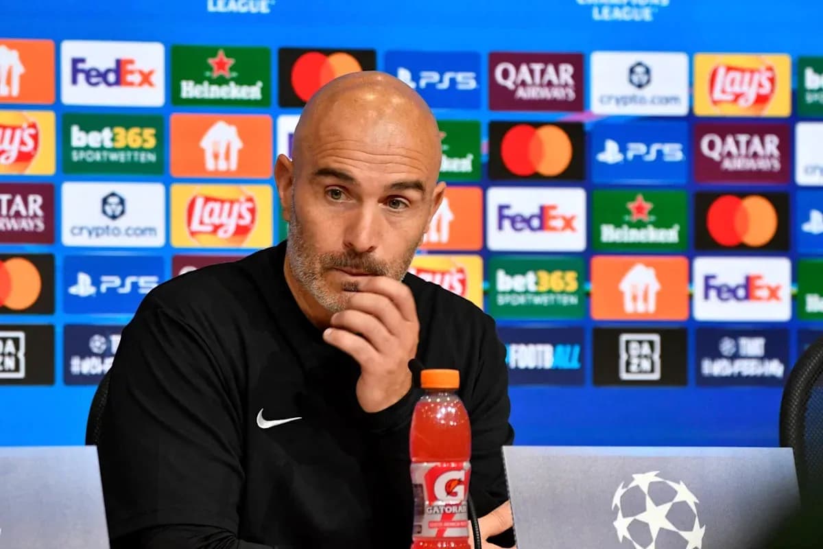 Entrenador en rueda de prensa de la Champions League Entrenador en rueda de prensa de la Champions League