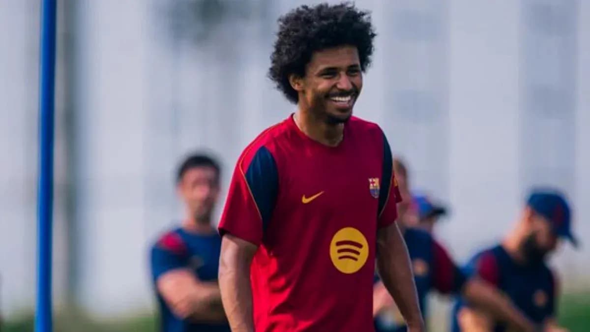Jugador de Barcelona entrenando en sesión grupal Jugador de Barcelona entrenando en sesión grupal