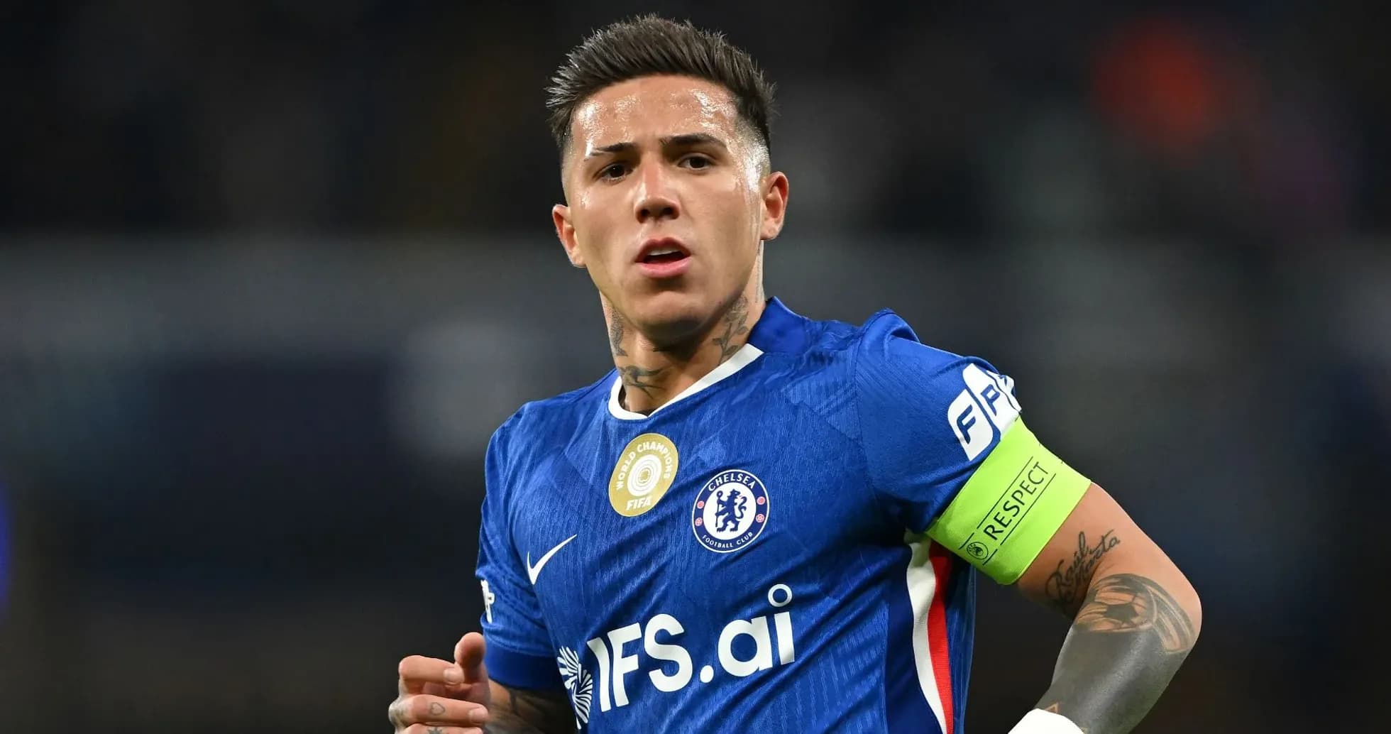 Jugador de Chelsea con banda de capitán en acción Jugador de Chelsea con banda de capitán en acción