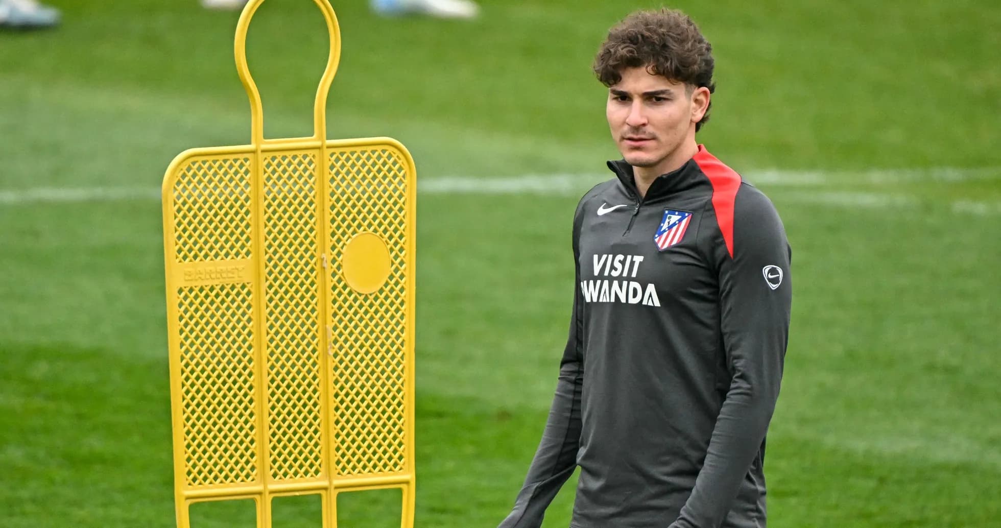 Jugador de Atlético de Madrid en entrenamiento con un maniquí Jugador de Atlético de Madrid en entrenamiento con un maniquí