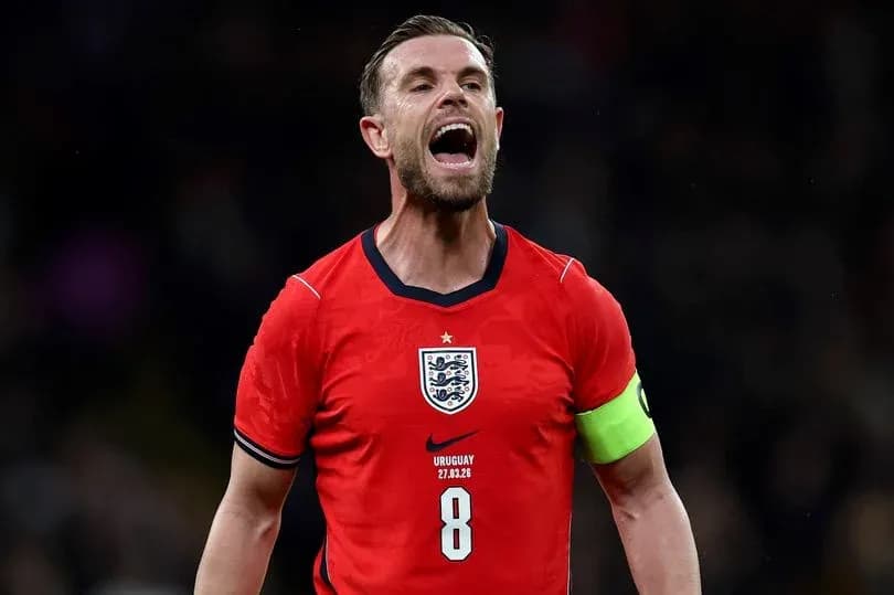 Jugador de Inglaterra celebrando en partido con camiseta roja Jugador de Inglaterra celebrando en partido con camiseta roja