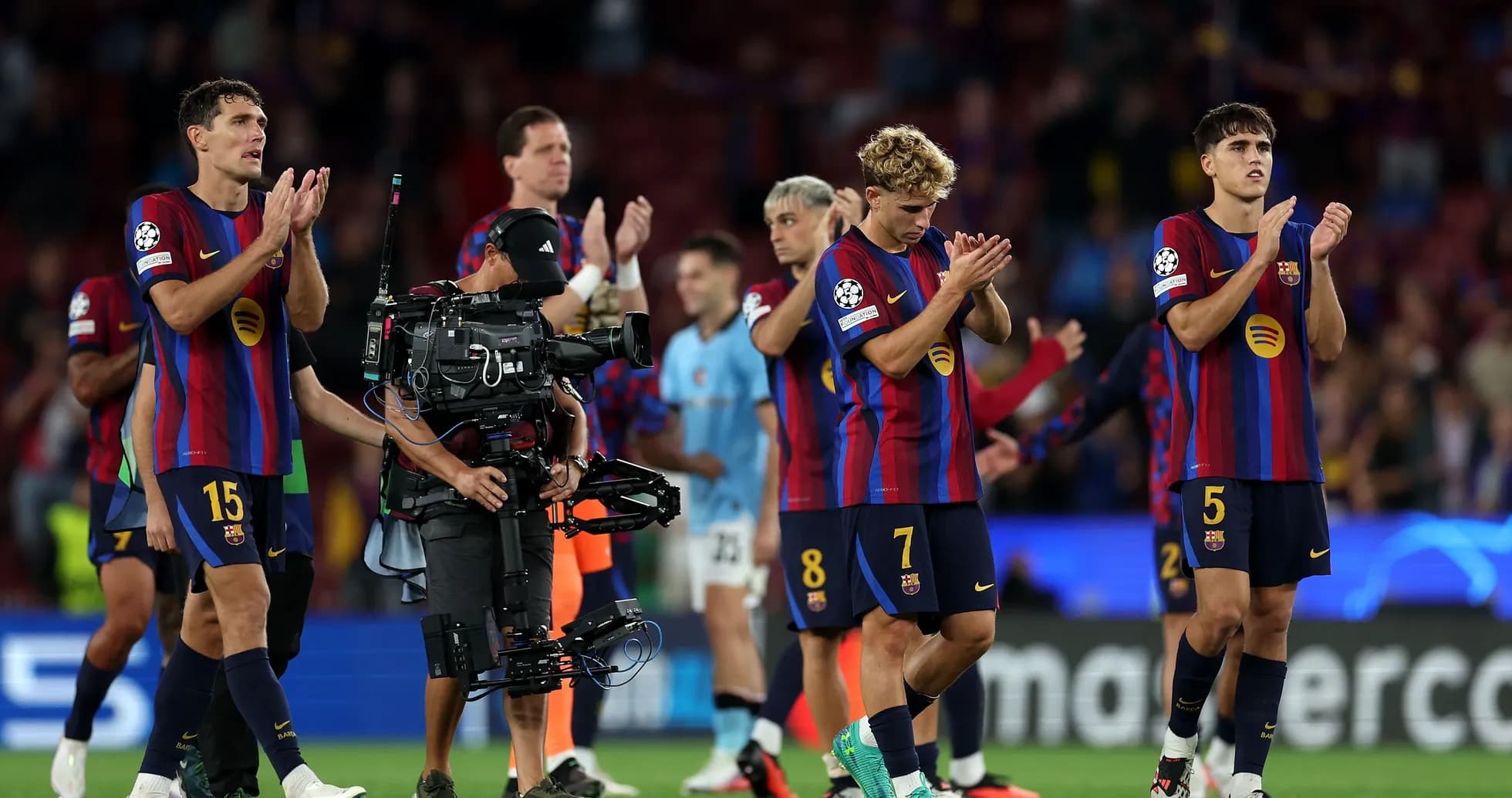 Jugadores del Barcelona aplaudiendo tras el partido Jugadores del Barcelona aplaudiendo tras el partido