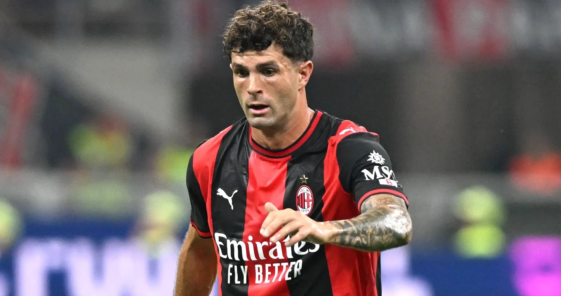 Jugador de AC Milan corriendo durante el partido Jugador de AC Milan corriendo durante el partido