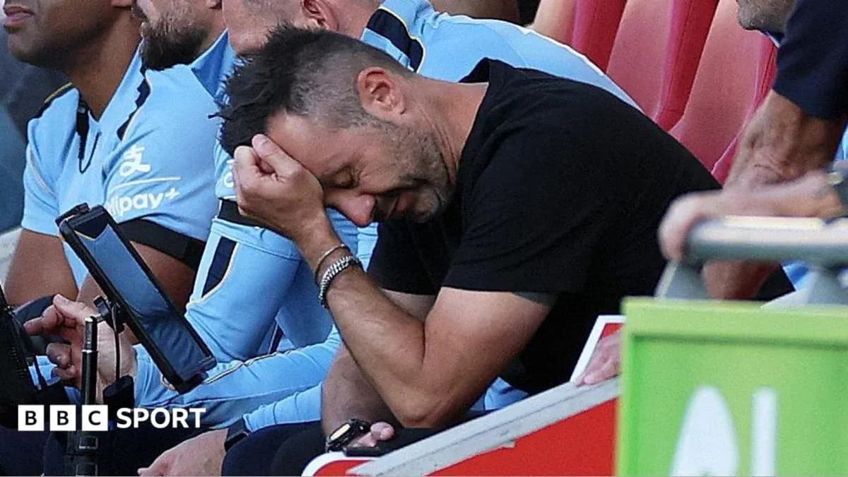 Entrenador preocupado en el banquillo durante el partido Entrenador preocupado en el banquillo durante el partido