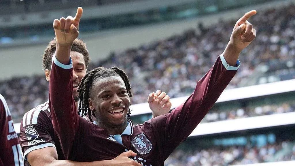 Jugador celebrando un gol con compañeros de equipo Jugador celebrando un gol con compañeros de equipo