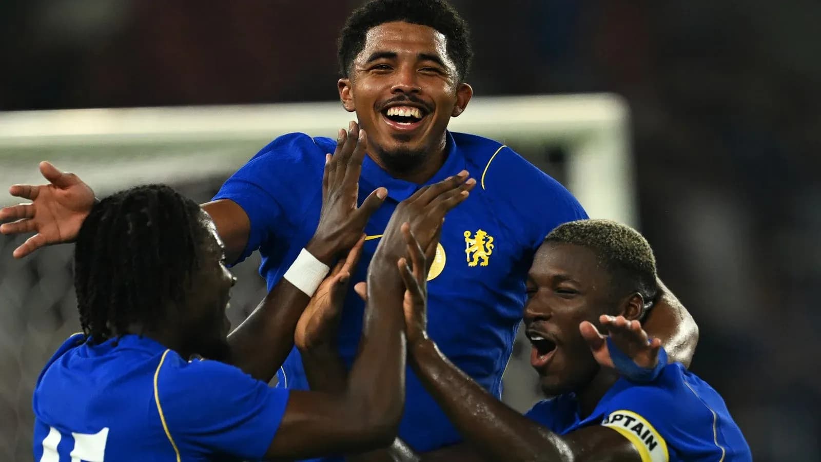 Jugadores de Chelsea celebrando un gol juntos Jugadores de Chelsea celebrando un gol juntos